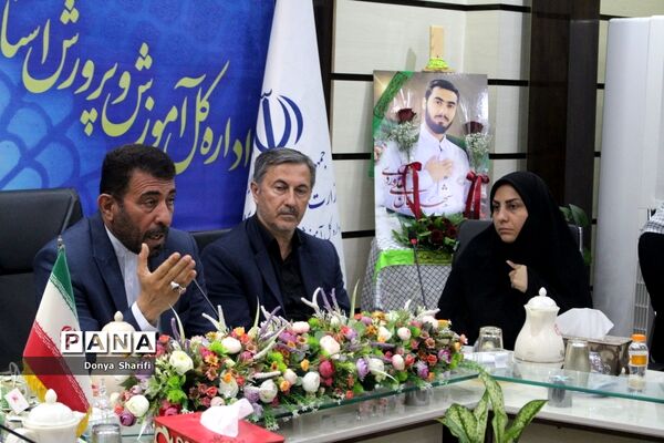 نشست دانش‌آموزان تراز انقلاب اسلامی با مادر شهید والا مقام آرمان علی‌وردی در بوشهر