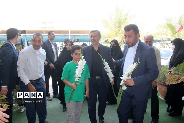 نشست دانش‌آموزان تراز انقلاب اسلامی با مادر شهید والا مقام آرمان علی‌وردی در بوشهر