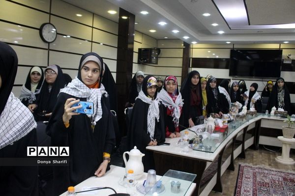 نشست دانش‌آموزان تراز انقلاب اسلامی با مادر شهید والا مقام آرمان علی‌وردی در بوشهر