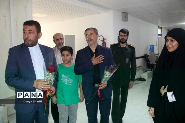 نشست دانش‌آموزان تراز انقلاب اسلامی با مادر شهید والا مقام آرمان علی‌وردی در بوشهر