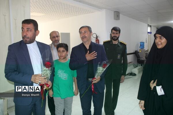 نشست دانش‌آموزان تراز انقلاب اسلامی با مادر شهید والا مقام آرمان علی‌وردی در بوشهر