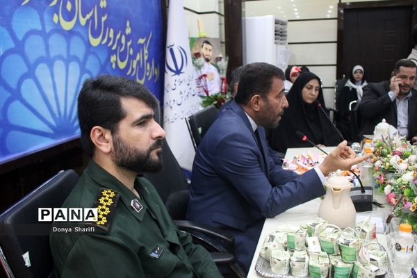 نشست دانش‌آموزان تراز انقلاب اسلامی با مادر شهید والا مقام آرمان علی‌وردی در بوشهر