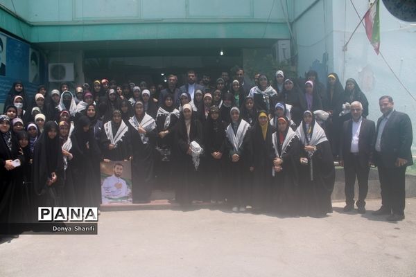 نشست دانش‌آموزان تراز انقلاب اسلامی با مادر شهید والا مقام آرمان علی‌وردی در بوشهر