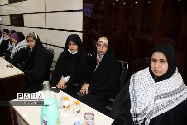 نشست دانش‌آموزان تراز انقلاب اسلامی با مادر شهید والا مقام آرمان علی‌وردی در بوشهر