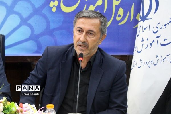 نشست دانش‌آموزان تراز انقلاب اسلامی با مادر شهید والا مقام آرمان علی‌وردی در بوشهر