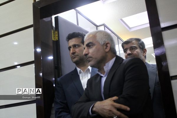 نشست دانش‌آموزان تراز انقلاب اسلامی با مادر شهید والا مقام آرمان علی‌وردی در بوشهر