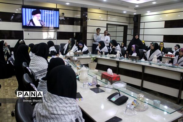 نشست دانش‌آموزان تراز انقلاب اسلامی با مادر شهید والا مقام آرمان علی‌وردی در بوشهر