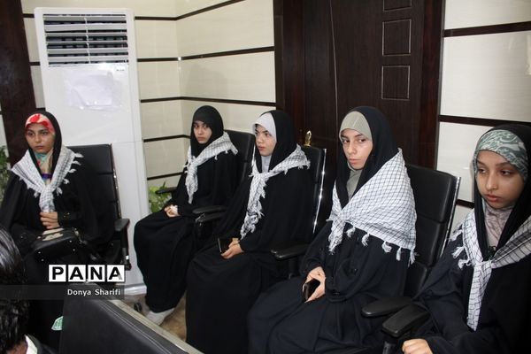 نشست دانش‌آموزان تراز انقلاب اسلامی با مادر شهید والا مقام آرمان علی‌وردی در بوشهر