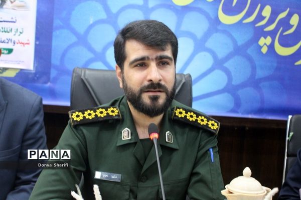 نشست دانش‌آموزان تراز انقلاب اسلامی با مادر شهید والا مقام آرمان علی‌وردی در بوشهر