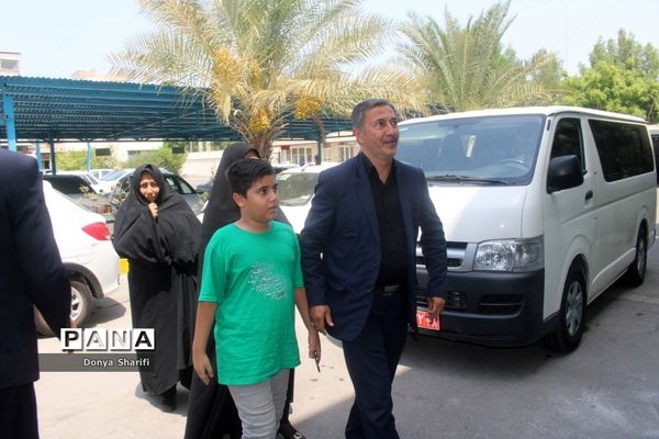 نشست دانش‌آموزان تراز انقلاب اسلامی با مادر شهید والا مقام آرمان علی‌وردی در بوشهر