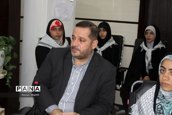 نشست دانش‌آموزان تراز انقلاب اسلامی با مادر شهید والا مقام آرمان علی‌وردی در بوشهر