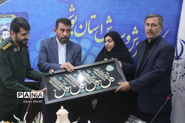 نشست دانش‌آموزان تراز انقلاب اسلامی با مادر شهید والا مقام آرمان علی‌وردی در بوشهر