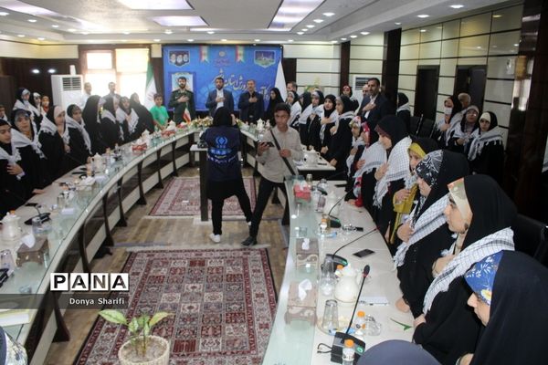 نشست دانش‌آموزان تراز انقلاب اسلامی با مادر شهید والا مقام آرمان علی‌وردی در بوشهر