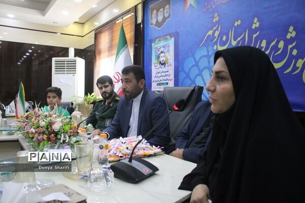 نشست دانش‌آموزان تراز انقلاب اسلامی با مادر شهید والا مقام آرمان علی‌وردی در بوشهر