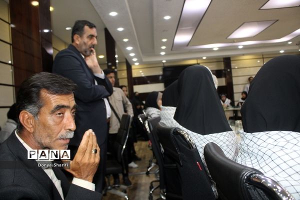 نشست دانش‌آموزان تراز انقلاب اسلامی با مادر شهید والا مقام آرمان علی‌وردی در بوشهر