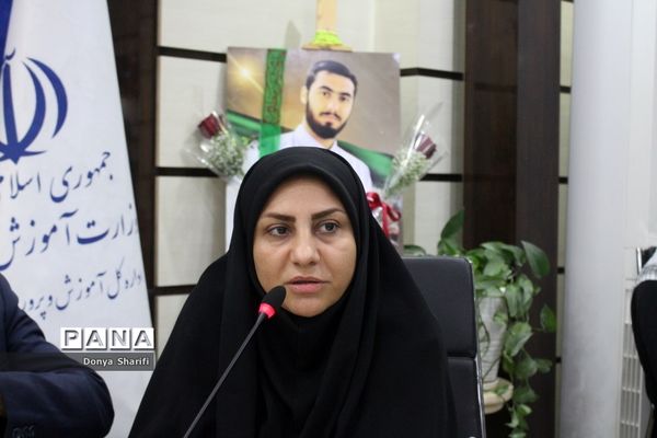 نشست دانش‌آموزان تراز انقلاب اسلامی با مادر شهید والا مقام آرمان علی‌وردی در بوشهر