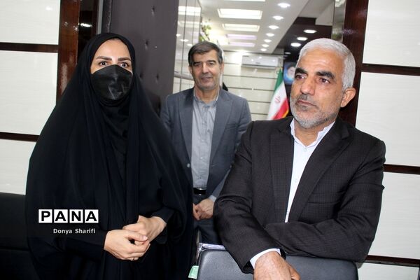 نشست دانش‌آموزان تراز انقلاب اسلامی با مادر شهید والا مقام آرمان علی‌وردی در بوشهر