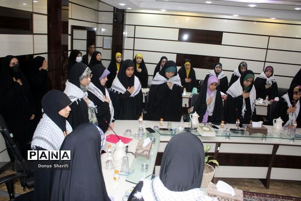 نشست دانش‌آموزان تراز انقلاب اسلامی با مادر شهید والا مقام آرمان علی‌وردی در بوشهر