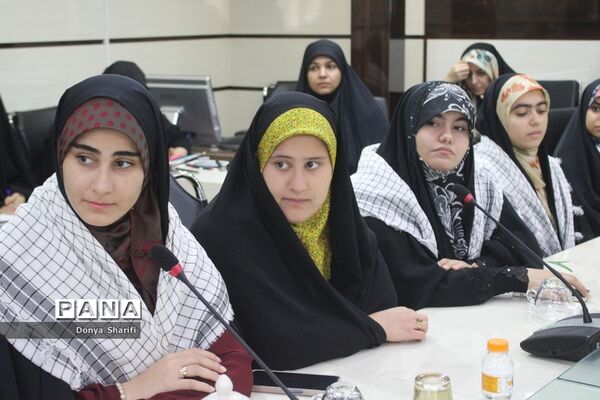نشست دانش‌آموزان تراز انقلاب اسلامی با مادر شهید والا مقام آرمان علی‌وردی در بوشهر