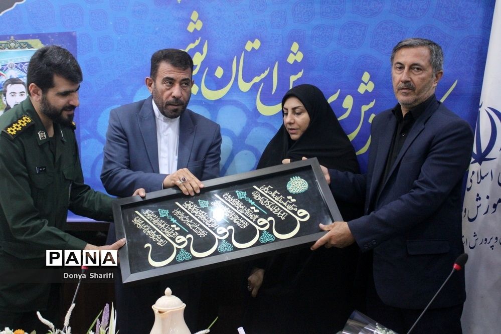 نشست دانش‌آموزان تراز انقلاب اسلامی با مادر شهید والا مقام آرمان علی‌وردی در بوشهر