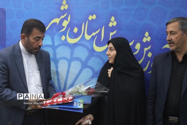 نشست دانش‌آموزان تراز انقلاب اسلامی با مادر شهید والا مقام آرمان علی‌وردی در بوشهر