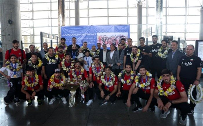 ورود جوانان قهرمانان جهان به کشور با استقبال معاون وزیر