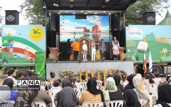 برگزاری تماشاخانه سیار کانون پرورش فکری کودکان و نوجوانان در معبد آناهیتا شهرستان کنگاور