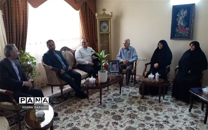 دیدار مشاور وزیر امور شاهد و ایثارگران با خانواده شهدای  دانش آموزان