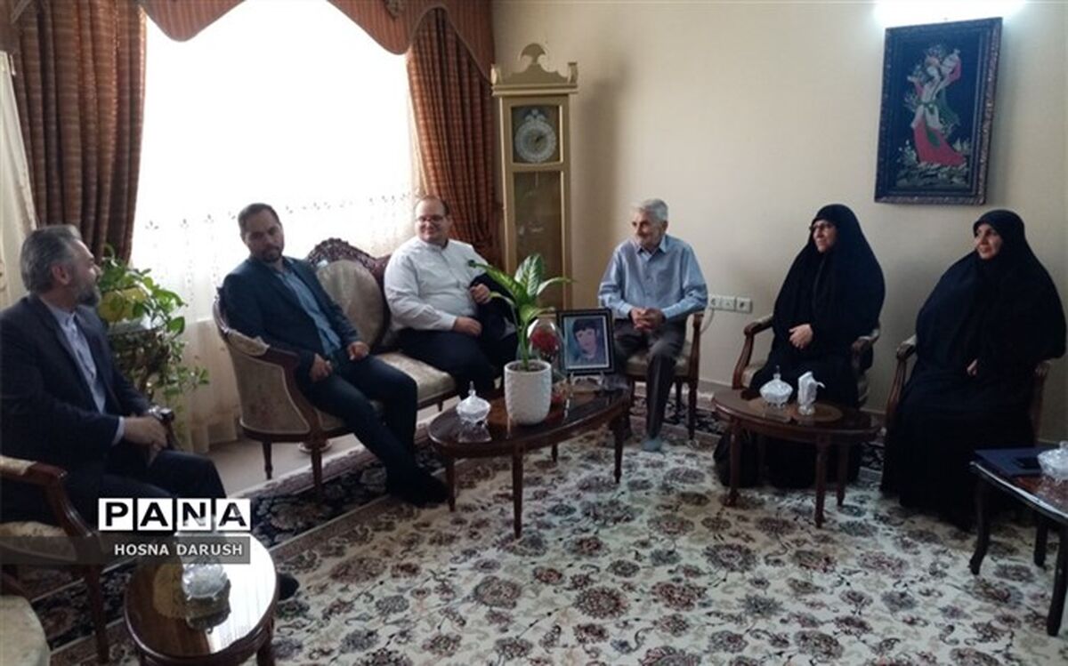 دیدار مشاور وزیر امور شاهد و ایثارگران با خانواده شهدای  دانش آموزان