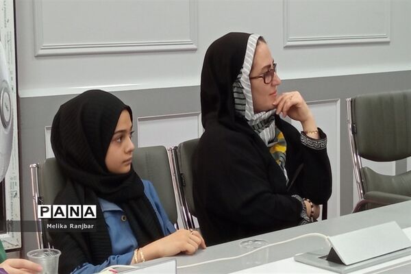 نشست نقد و بررسی کتاب «صبورانه» در قم