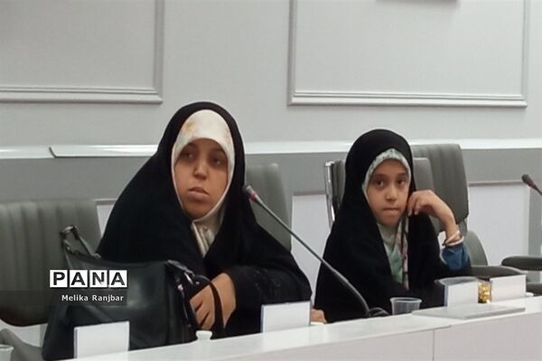 نشست نقد و بررسی کتاب «صبورانه» در قم