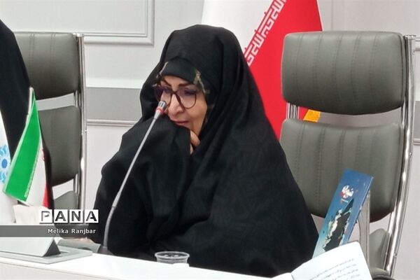 نشست نقد و بررسی کتاب «صبورانه» در قم