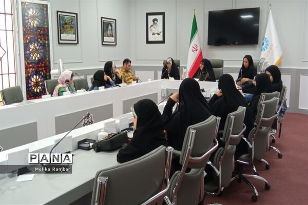 نشست نقد و بررسی کتاب «صبورانه» در قم