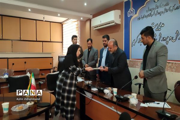 تقدیر از قهرمانان و عوامل اجرایی مسابقات آمادگی جسمانی بانوان ادارات شهرستان رباط کریم