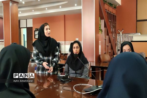 تقدیر از قهرمانان و عوامل اجرایی مسابقات آمادگی جسمانی بانوان ادارات شهرستان رباط کریم