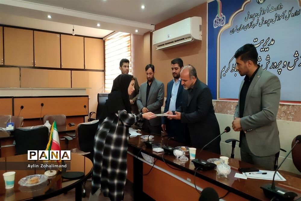 تقدیر از قهرمانان و عوامل اجرایی مسابقات آمادگی جسمانی بانوان ادارات شهرستان رباط کریم