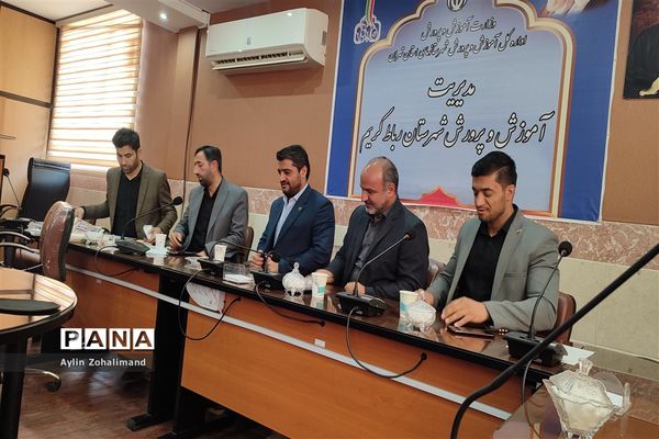 تقدیر از قهرمانان و عوامل اجرایی مسابقات آمادگی جسمانی بانوان ادارات شهرستان رباط کریم