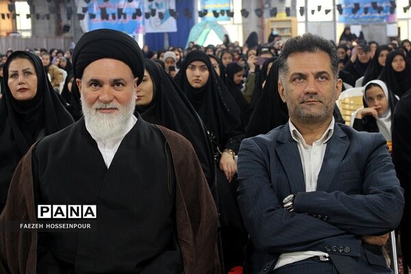 آیین تجلیل از دانش‌آموزان و فرهنگیان برگزیده مسابقات قرآنی و فرهنگی هنری بهارستان‌۲