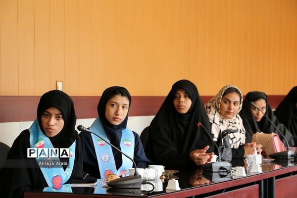 جلسه هم‌اندیشی شورای دانش‌آموزی با نماینده کاشمر