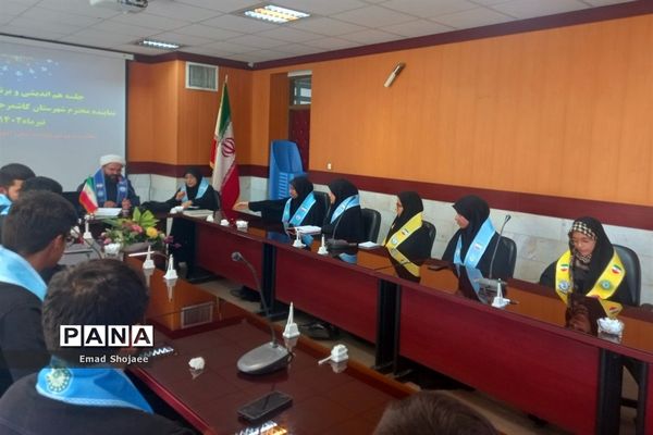 جلسه هم‌اندیشی شورای دانش‌آموزی با نماینده کاشمر