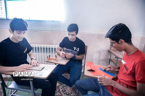 برگزاری مسابقه اوریگامی در جشنواره تابستانه دانش‌آموزی ابرکوه