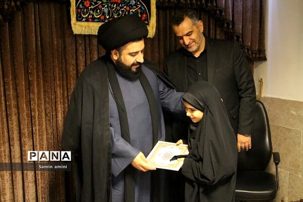 تقدیر از بانوان محجبه ورزشکار رودهن توسط امام جمعه