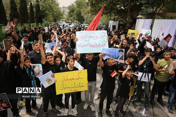 تجمع نمایندگان هیات‌های دانش‌آموزی مقابل سفارت سوئد