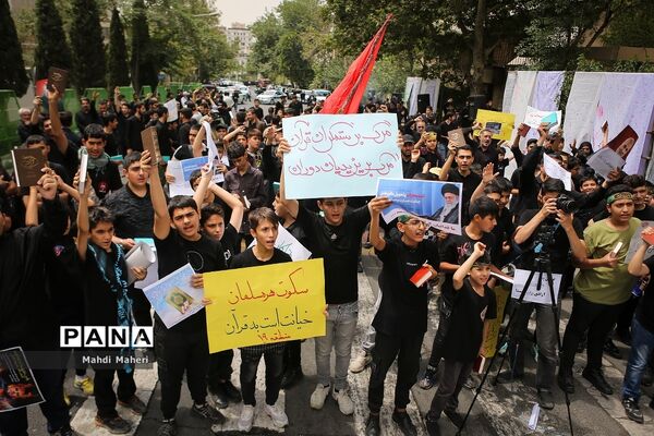 تجمع نمایندگان هیات‌های دانش‌آموزی مقابل سفارت سوئد