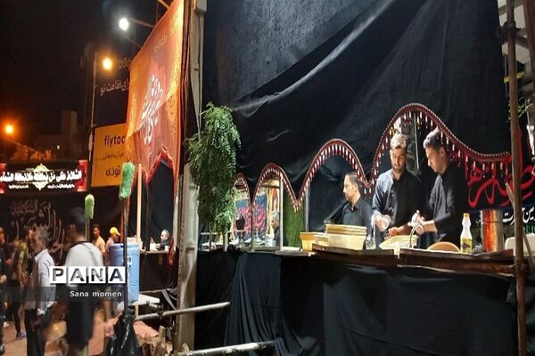 پذیرایی از عاشقان اباعبدالله الحسین(ع) در موکب‌های مشهد مقدس