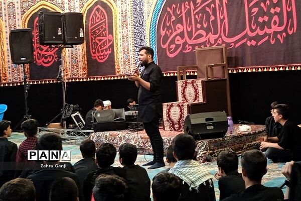 مراسم سوگواری دانش‌آموزان دختر و پسر متوسطه اول و دوم در مسجد خاتم الانبیاء