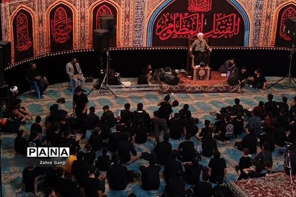 مراسم سوگواری دانش‌آموزان دختر و پسر متوسطه اول و دوم در مسجد خاتم الانبیاء