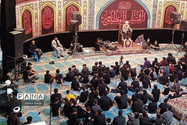 مراسم سوگواری دانش‌آموزان دختر و پسر متوسطه اول و دوم در مسجد خاتم الانبیاء