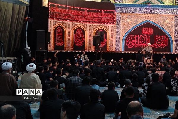 مراسم سوگواری دانش‌آموزان دختر و پسر متوسطه اول و دوم در مسجد خاتم الانبیاء