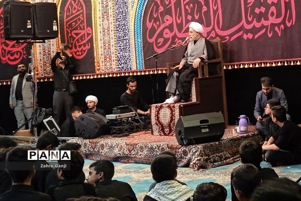 مراسم سوگواری دانش‌آموزان دختر و پسر متوسطه اول و دوم در مسجد خاتم الانبیاء